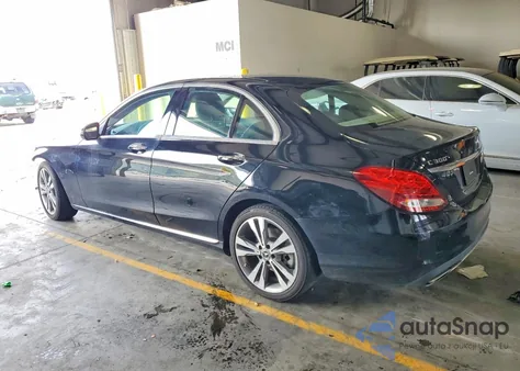 2017 Mercedes-Benz C 300 z USA, uszkodzony, nr VIN 55SWF4JB5HU211254